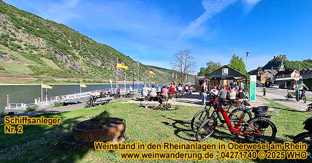 Pop-Up Weinstand mit Biertischgarnituren in den Rheinanlagen am malerischen Rheinufer von Oberwesel.